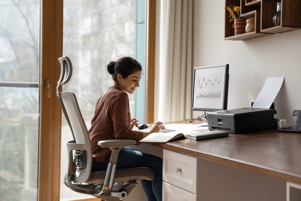 A female Data Scientist working from the comfort of her home