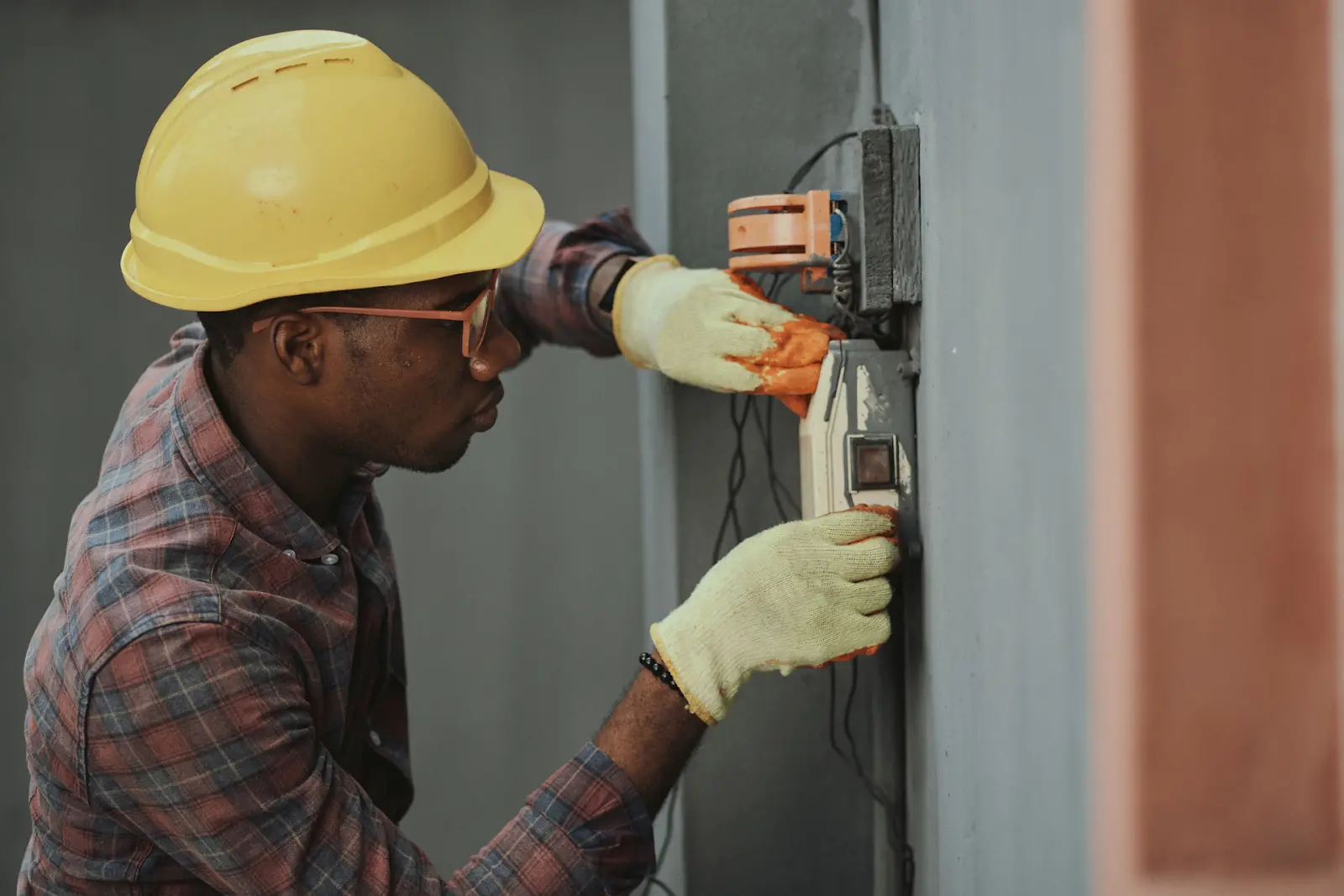 UK Recruiters Are Looking for People Without Degrees: Picture showing an electrician