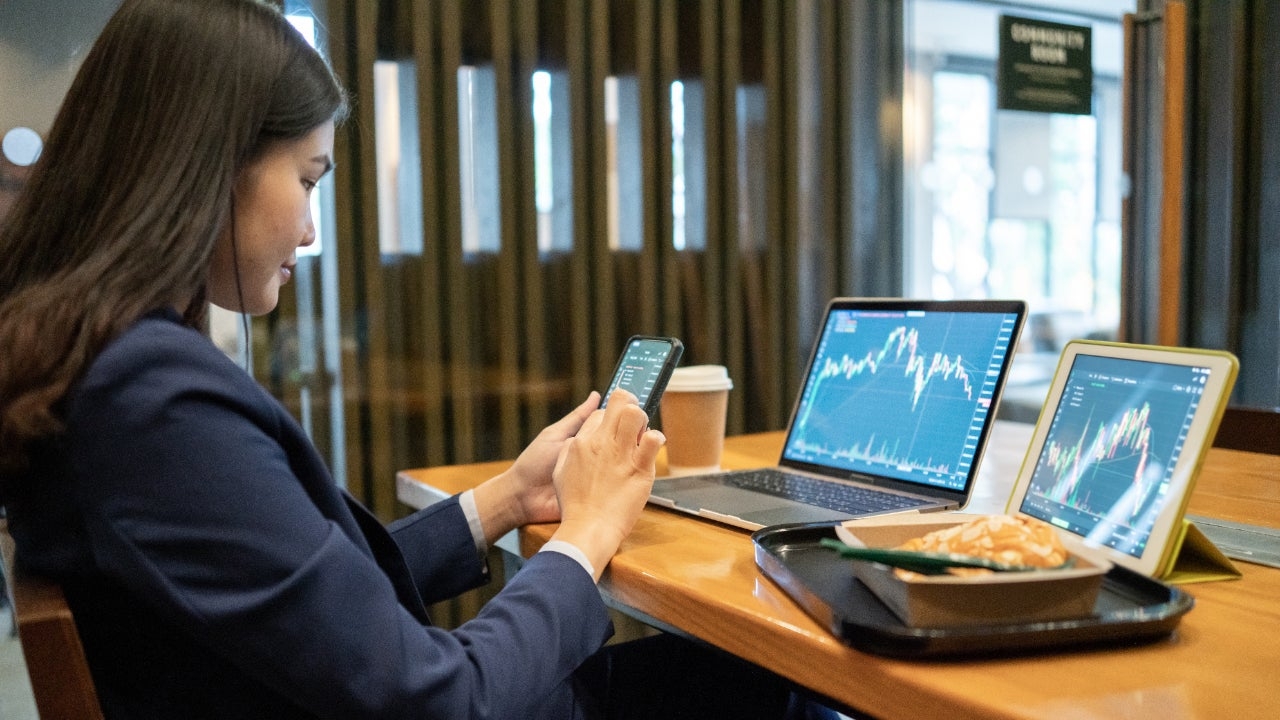 Crypto vs. Stocks: Which One Should You Invest in for Maximum Returns?